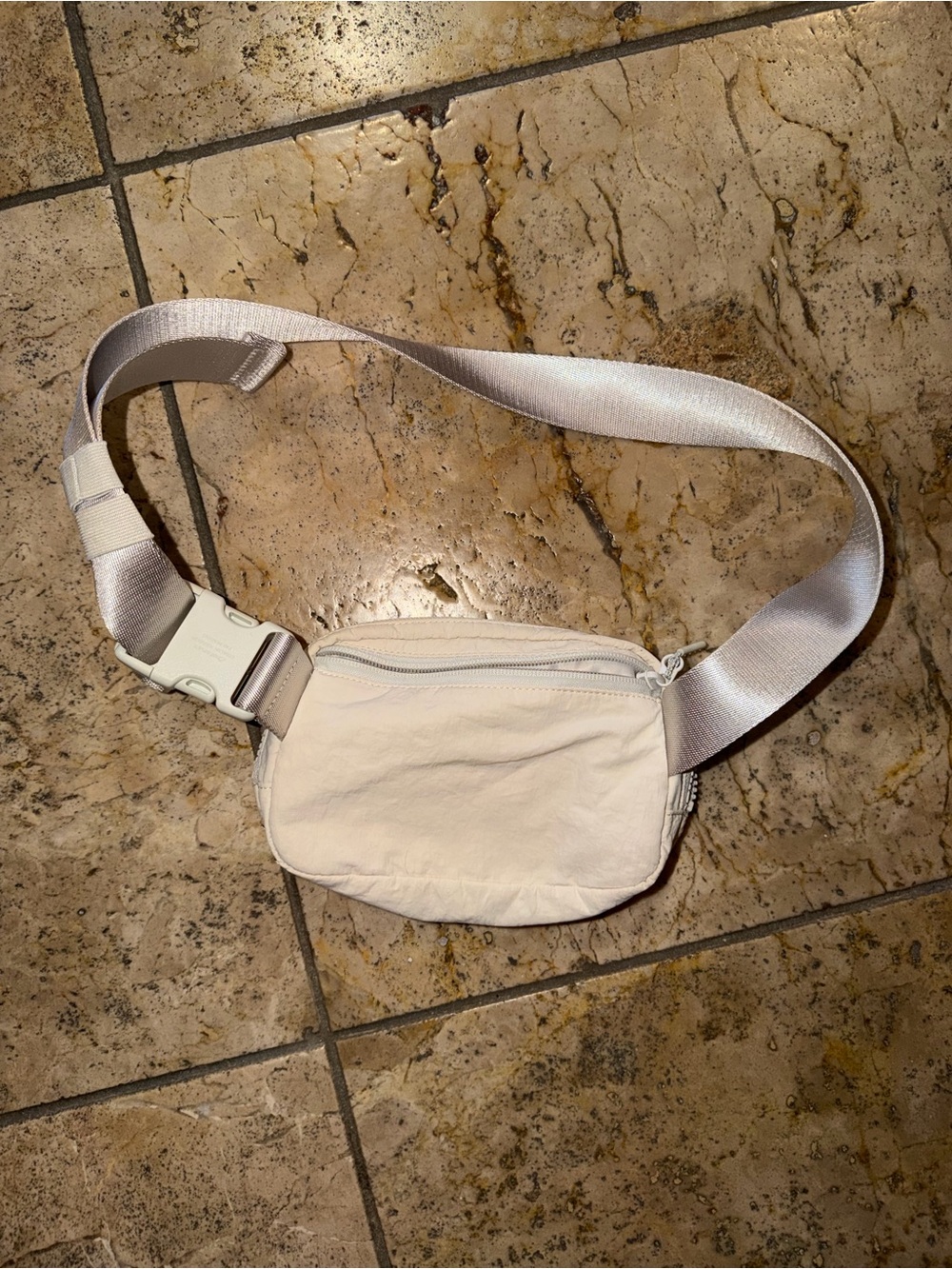 Lululemon - Everywhere Belt Bag 1L (light ivory/gold) - Picture 3 of 6